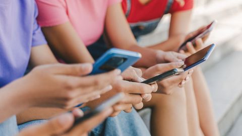 Un grupo de adolescentes utiliza sus dispositivos m&oacute;viles