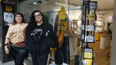 Lora Gonz�lez y Elena Prada posan delante del escaparate de la tienda de artesan�a Amodo.