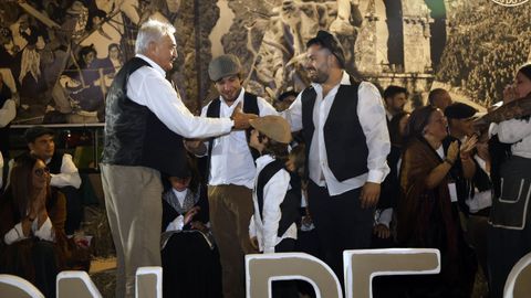 Miembros de los diferentes grupos participantes en el desfile de carros pasaron por el palco durante la entrega de los premios
