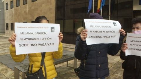 Concentración de personas afectadas por el retraso en el pago de las ayudas al alquiler