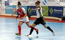 Claudia persigue a una jugadora del Ponte Ourense, pr�ximo rival de las rojillas, en el partido de ida.