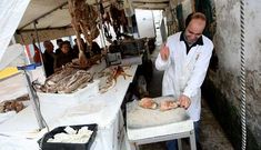 El pasado viernes hubo cola ante un puesto especializado en carne gallega.