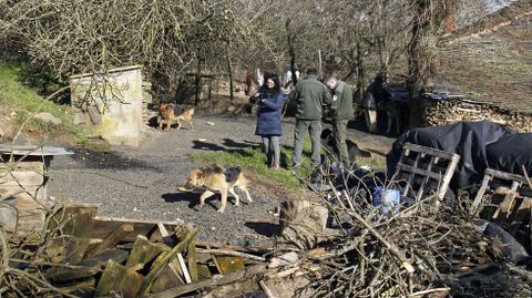 La encargada del refugio y los dos agentes medioambientales, ayer en el terreno donde estaban los perros en Meixonfr�o