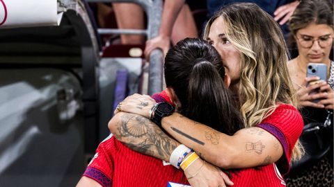 Mapi León consolando a su pareja, la noruega Ingrid Engen
