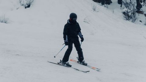 Manzaneda abre la temporada de esqu�.Un esquiador disfrutando del primer d�a de la temporada en Manzaneda.