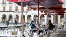 Dos personas en una terraza en �lava, donde la hosteler�a ha reabierto tras la sentencia