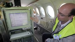 Imagen del 2011 de los trabajos de prueba y calibración del sistema Egnos en el aeropuerto de Vigo