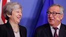 Juncker bromea con May pese a la alta tensi�n que sacude la relaci�n entre el Gobierno brit�nico y la UE
