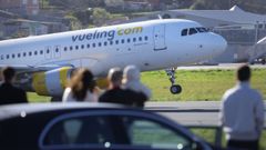 Un avi�n de Vueling operando en el aeropuerto de Alvedro recientemente