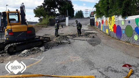 Los bomberos controlan la fuga de gas originada por unas obras en Vegadeo.Los bomberos controlan la fuga de gas originada por unas obras en Vegadeo