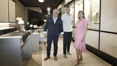 Luis Nieto Feijoo, su esposa Montse �lvarez Rodr�guez y su hijo Iago, en la apertura del establecimiento en Ourense
