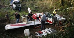 Estado en el que qued� la avioneta tras sufrir un accidente el pasado octubre en Barro. 