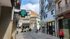 Term�metros en el exterior de dos farmacias situadas en la calle Comercio de Monforte