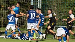 Los jugadores del Vetusta celebran el gol de Cheli al Cay�n