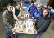 De izquierda a derecha: Mustaf�, Arturo, Voica, Javier y Yago, en un taller del centro. 
