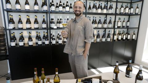 Ezequiel Gonz�lez Bustamante es sumiller en una bodega de R�as Baixas.