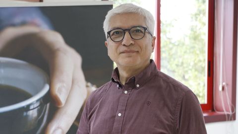 Carlos Batallas estuvo este martes en la sede de Cruz Roja de Ourense participando en una tertulia del ciclo Cafs con cooperantes