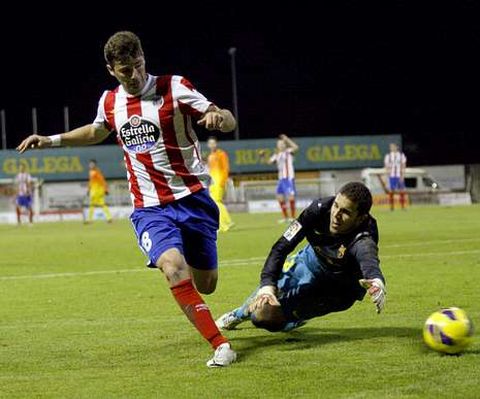 Tonetto, superando a Masip en una acci�n ante el Bar�a B.