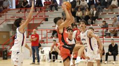 Un jugador del Celtas realiza una entrada a canasta en el encuentro de la primera jornada ante el Obradoiro santiagu�s