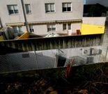 Los ladrones rompieron la malla para saltar el muro.