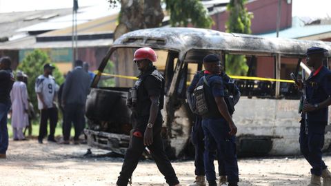 Varios policas trabajan en torno a un atentado cometido en Nigeria el pasado mes de julio.