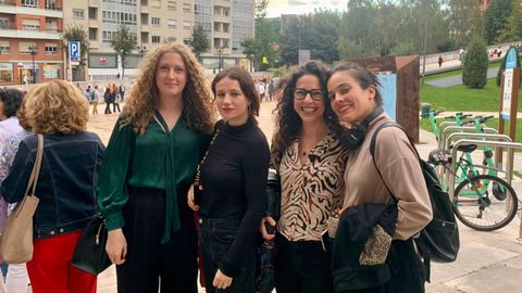 Por la izquierda, Alexandra Riera, Rosana Fernndez, Paula Mata y Bea Canteli en la cola del acto