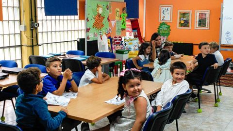 La reina Letizia charla con algunos de los alumnos