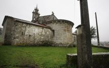 Iglesias, como la de Ouzande, y capillas tienen su apartado. 