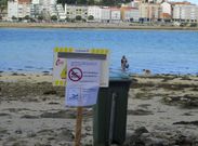Varios carteles desaconsejan el ba�o en los arenales de A Toxa, uno de ellos es el canino.