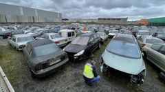 Tres parcelas con toneladas de chatarra ponen en jaque a un desguace de Carballo