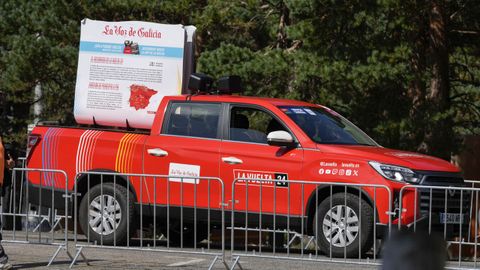 Pblico en la meta de La Vuelta de la Estacin de Montaa de Manzaneda.