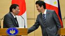 Rodrigo Duterte, a la izquierda, saluda al primer ministro japon�s, Shinzo Abe