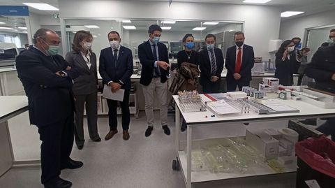 El gerente provincial del Sergas en Lugo, Ramn Ares, la directora del distrito sanitario de Monforte, Inma Ramos, y el conselleiro Julio Garca Comesaa, este mircoles en el recin reformado laboratorio de anlisis clnicos y bioqumica del hospital monfortino