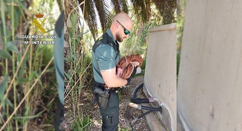Un agente de la Guardia Civil, con el reci�n nacido en brazos