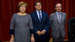 Heras, secretaria de Estado, con Abalde, rector de la UDC, y Abril, presidente de su Consello Social
