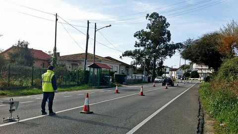 T�cnicos de Enmacosa estudiaron este lunes la capacidad adherente del firme de la PO-308