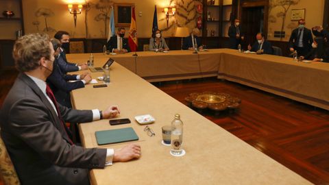 Representantes de Alcoa, a la izquierda, en la mesa de la comisión de seguimiento del acuerdo