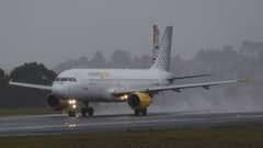 Avi�n de Vueling despegando de Alvedro con destino a Gatwick