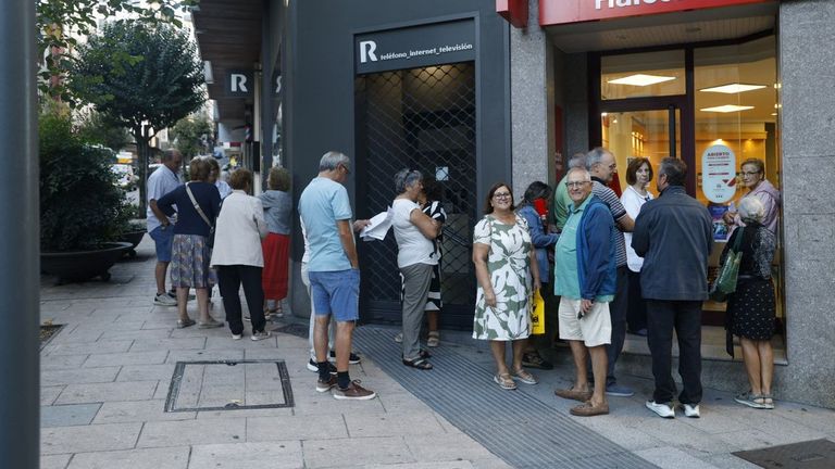 Colas en una agencia de viajes de Ourense por los viajes del Imserso