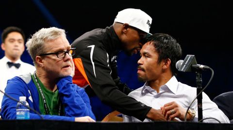 Abrazo de los dos p�giles tras el combate.