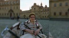 Concepci�n L�pez Gonz�lez, fotografada no barrio monfortino da Compa��a e cos Escolapios ao fondo