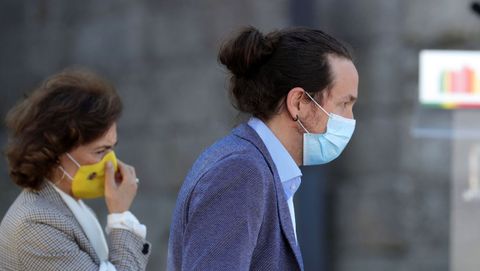 La vicepresidenta primera, Carmen Calvo junto al vicepresidente segundo del Gobierno y líder de Podemos, Pablo Iglesias, hoy en la ciudad lusa de Guarda