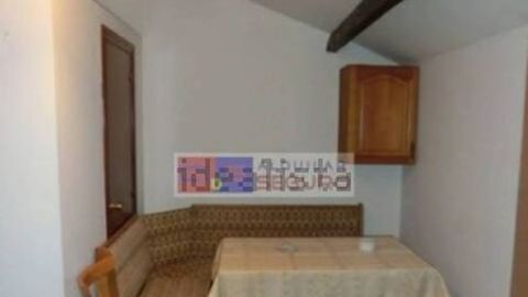 El banco del �comedor� impide la entrada al peque�o cuarto