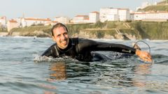 Pedro Montero es surfista y durante dos veranos trabaj� como socorrista en Arteixo