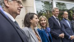 Tona Mart�nez (en el centro) con el presidente de la CEG, la conselleira de Industria, el presidente de la Xunta y el presidente de Abanca