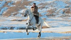 Kim Jong-un aparece cabalgado las faldas del monte Paektu, un lugar considerado sagrado en el ideario del rgimen.