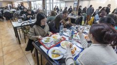 Centenares de personas comen a diario en la cafetera de la facultad de Matemticas