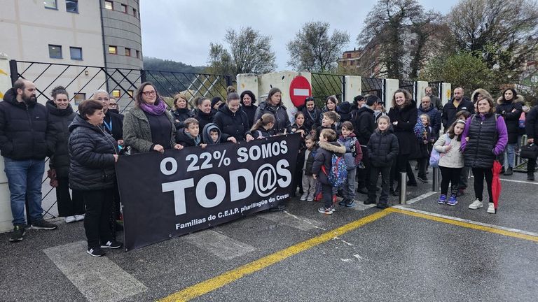 Familias del CEIP de Covas reclamaron vestidas de negro por cuarto viernes consecutivo profesorado de apoyo para un centro en el que el 22% del alumnado tiene necesidades educativas especiales