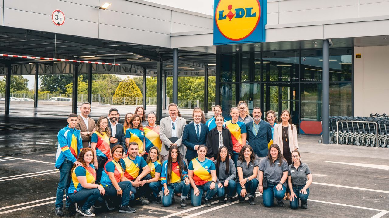 Lidl invierte siete millones de euros en su nueva tienda en Ferrol, que abre hoy