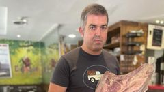 Diego Javita, propietario de la sidrer�a El Bosque, junto con un chulet�n similar a los robados el s�bado en su local
